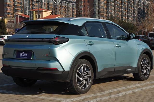 感受合众汽车纯电suv:哪吒u