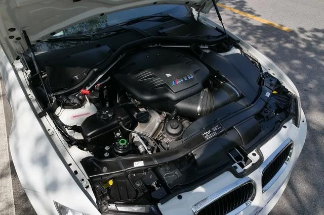 代号s65b40的自然吸气v8发动机,账面数据309千瓦,400牛米,出力线性
