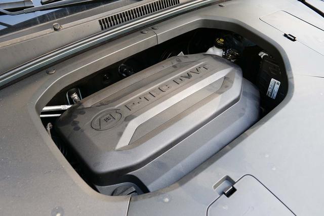 打开新宝骏rs-3的发动机罩盖,舱内遮蔽严密,整体视觉效果比较高档.