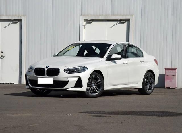 宝马1系以走量的1.5t车型为例.