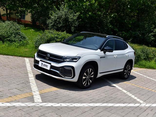 大众也出个性的溜背suv了,实拍探岳x-有车以后